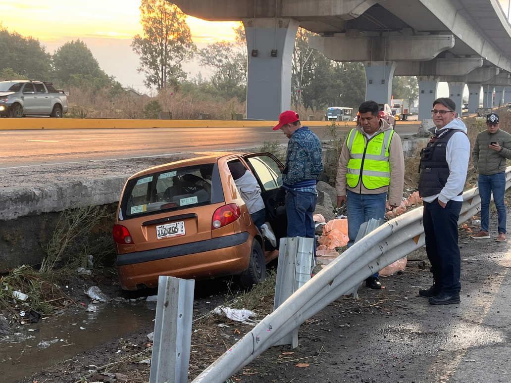 ACCIDENTE EN LA MÉXICO–PUEBLA PROVOCA MOVILIZACIÓN; VEHÍCULOS TERMINAN FUERA DE LA VÍA