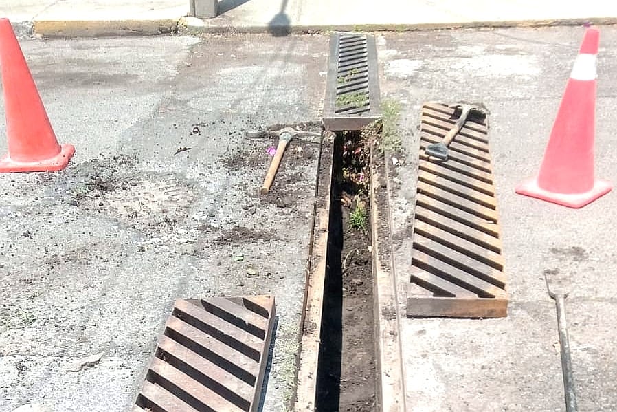 REFUERZA AYUNTAMIENTO DE TLAXCALA PREVENCIÓN ANTE LLUVIAS CON LIMPIEZA DE REJILLAS PLUVIALES