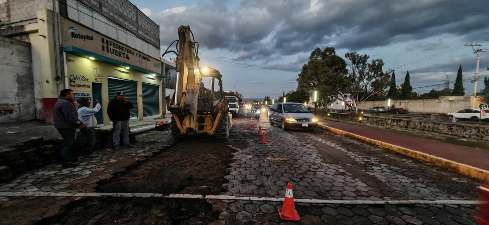 ATIENDE CAPAMH FUGA DE AGUA EN BOULEVARD CUAMANCO PARA GARANTIZAR EL SUMINISTRO
