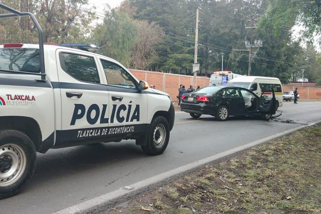 POLICÍA Y PROTECCIÓN CIVIL MUNICIPAL DE TLAXCALA ATIENDEN PERCANCE VIAL EN LA LOMA XICOHTÉNCATL