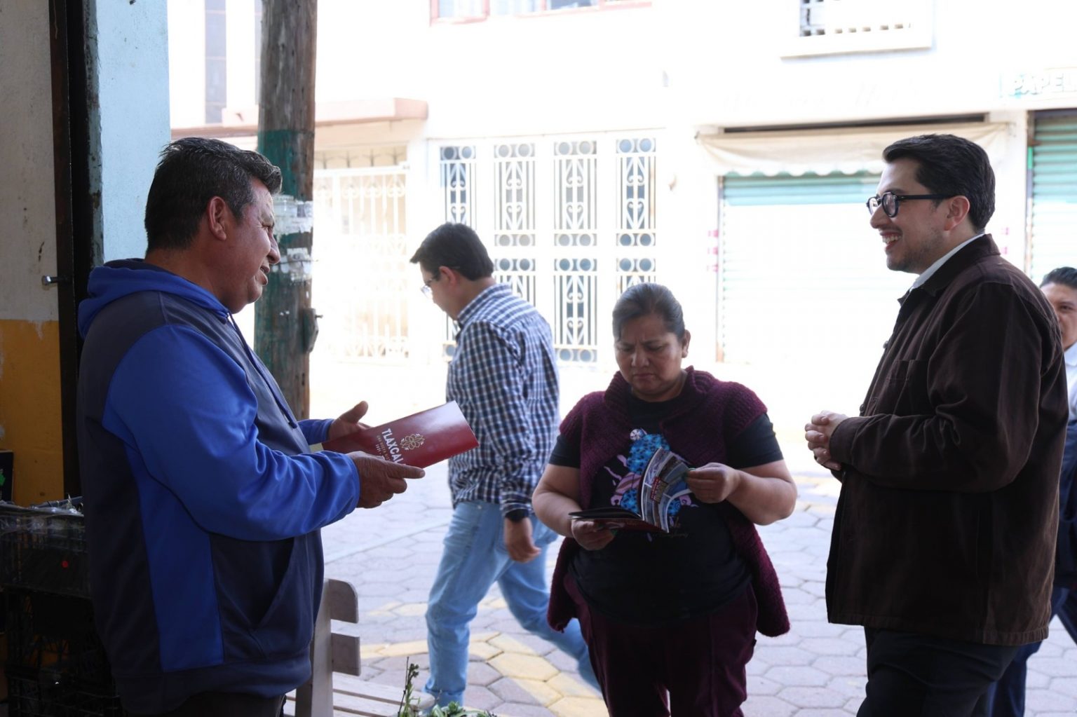 GOBIERNO DE TLAXCALA SALE A LAS CALLES: FUNCIONARIOS REPARTIRÁN 200 MIL REVISTAS PARA INFORMAR A LA CIUDADANÍA