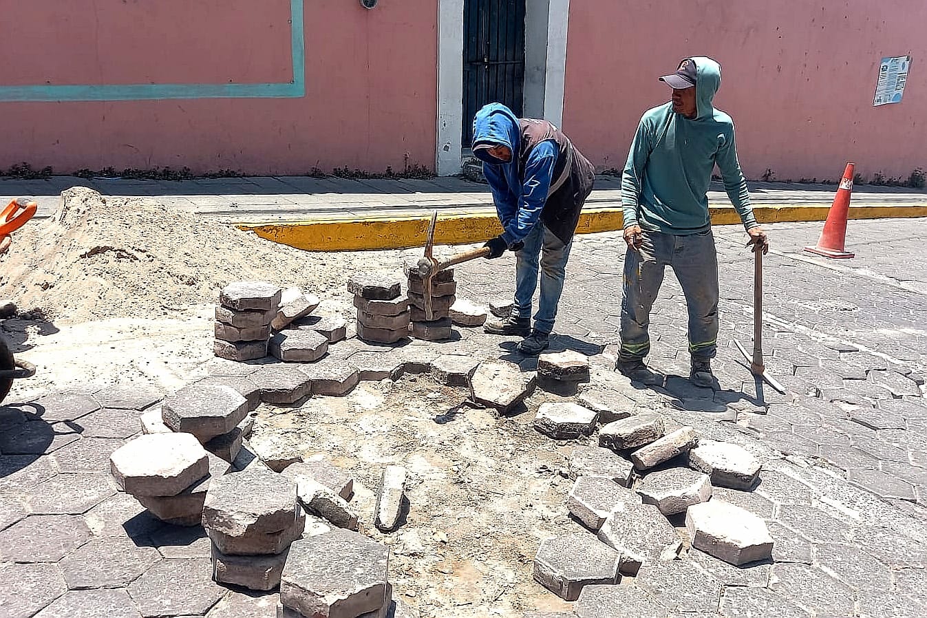 AYUNTAMIENTO DE TLAXCALA REALIZA TRABAJO INTEGRAL DE RENIVELACIÓN DE ADOQUINES EN OCOTLÁN