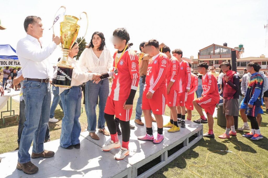 ENCABEZAN ALFONSO SÁNCHEZ GARCÍA Y PRESIDENTA DE TLAXCO PREMIACIÓN DE LA LIGA DE FUTBOL INFANTIL Y JUVENIL