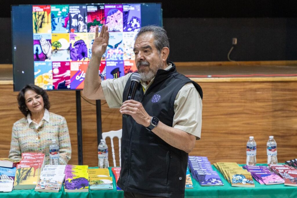 ENTREGAN ACERVOS LITERARIOS “25 PARA EL 25” A ESTUDIANTES DEL MUNICIPIO