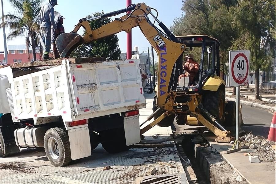 TLAXCALA SE ADELANTA A LAS LLUVIAS: REFUERZAN DESAZOLVE EN ZONA CLAVE DE LA CAPITAL