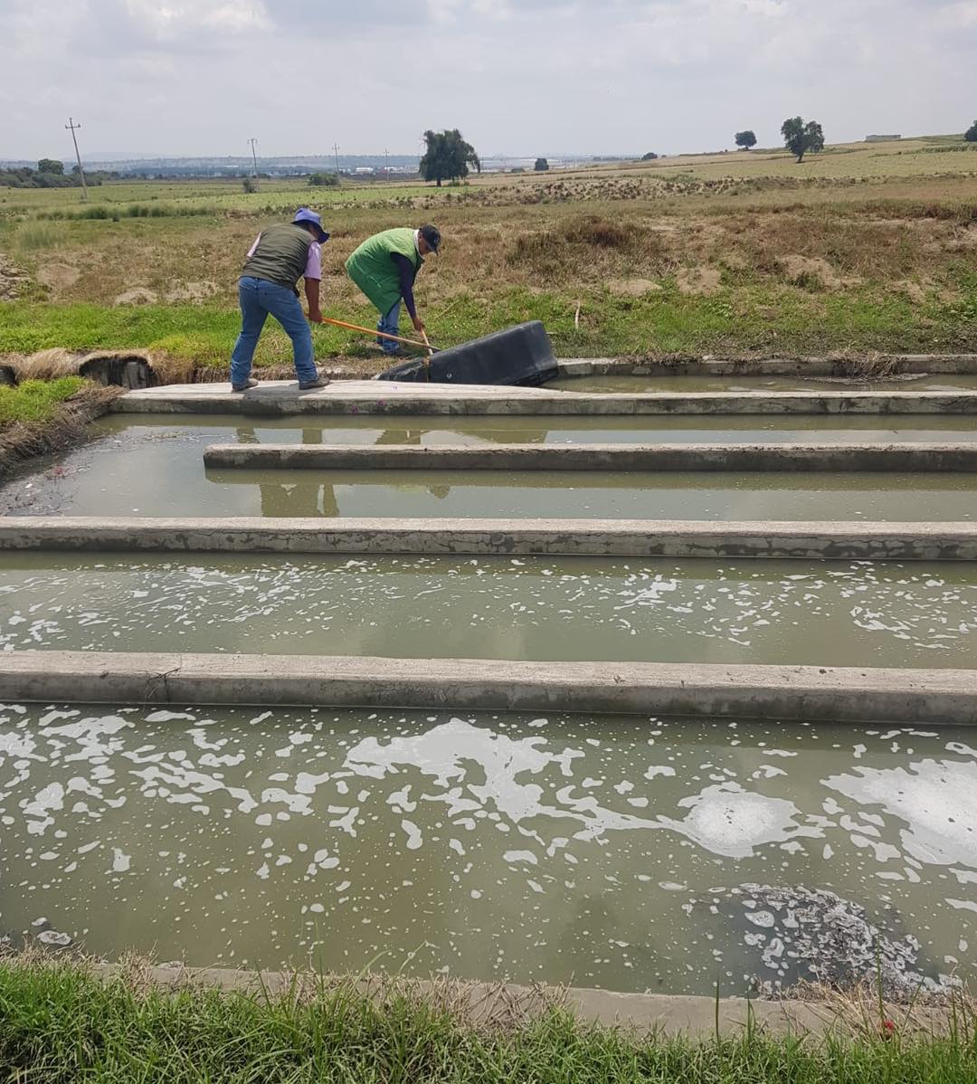 OBJETO GIGANTE OBSTRUYE DRENAJE EN HUAMANTLA; CAPAMH LLAMA A EVITAR TIRAR BASURA