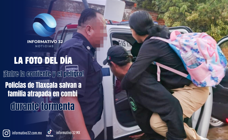 ¡CORRIENTE CASI ARRASTRA UNA COMBI EN OCOTLÁN! POLICÍAS DE TLAXCALA RESCATAN A FAMILIA ATRAPADA DURANTE INTENSA TORMENTA