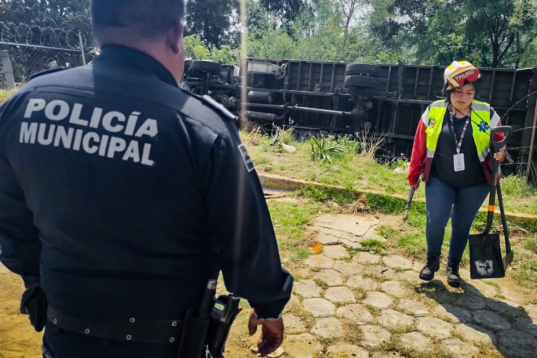 RESGUARDA POLICÍA Y PROTECCIÓN CIVIL MUNICIPAL DE TLAXCALA ZONA TRAS VOLCADURA DE CAMIÓN