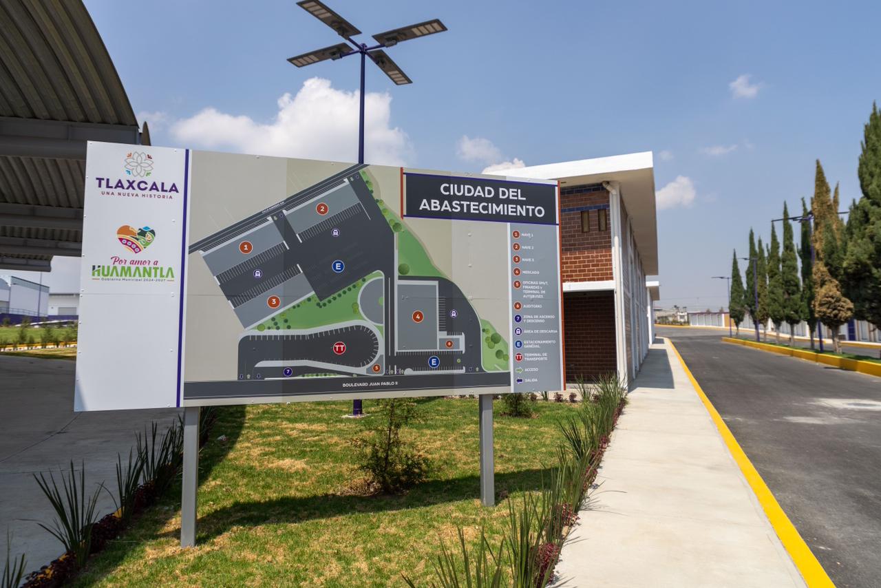 AUTORIDADES ESTATALES Y MUNICIPALES RECORREN PROYECTO DE LA CIUDAD DEL ABASTECIMIENTO EN HUAMANTLA