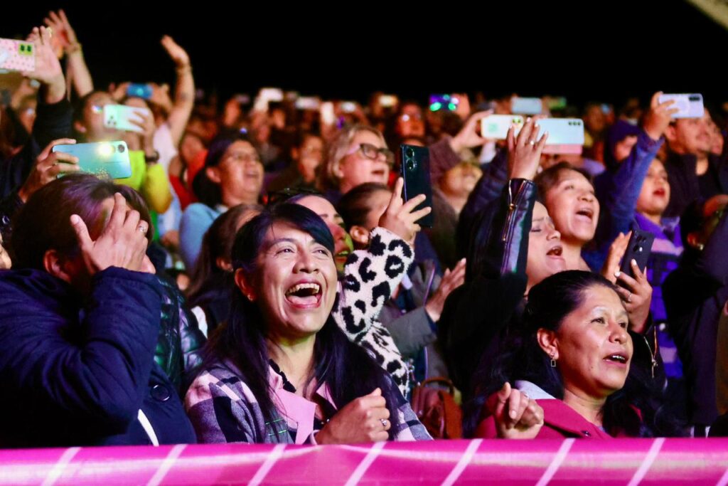 CELEBRA GOBIERNO ESTATAL Y SEDIF A LAS MADRES TLAXCALTECAS CON CONCIERTO DE PANDORA Y FLANS.