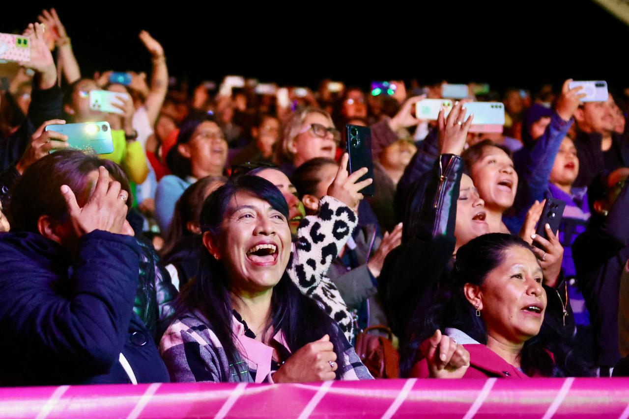 CELEBRA GOBIERNO ESTATAL Y SEDIF A LAS MADRES TLAXCALTECAS CON CONCIERTO DE PANDORA Y FLANS.