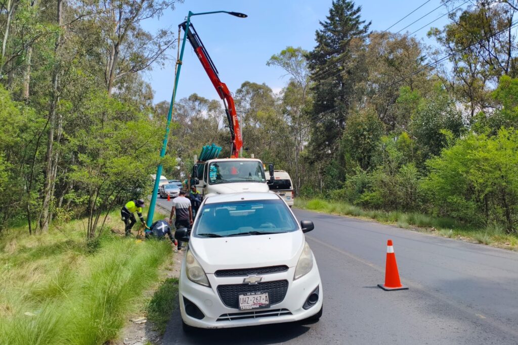AVANZA GOBIERNO DE ALFONSO SÁNCHEZ GARCÍA EN EL FORTALECIMIENTO DE LA ILUMINACIÓN Y SEGURIDAD EN METEPEC CON NUEVOS POSTES DE ALUMBRADO