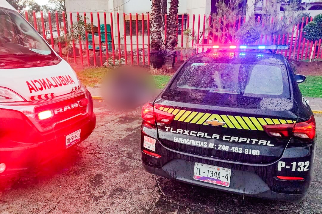 POLICÍA MUNICIPAL DE TLAXCALA ACORDONA ZONA DONDE FUE LOCALIZADO UN HOMBRE INCONSCIENTE EN AVENIDA UNIVERSIDAD