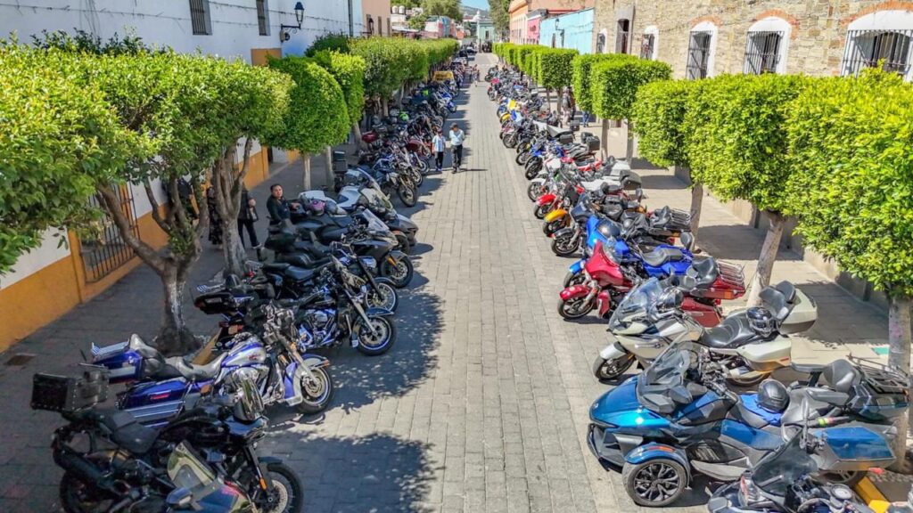 RECIBE ALFONSO SÁNCHEZ GARCÍA A MOTOCICLISTAS NACIONALES Y EXTRANJEROS EN LA CAPITAL