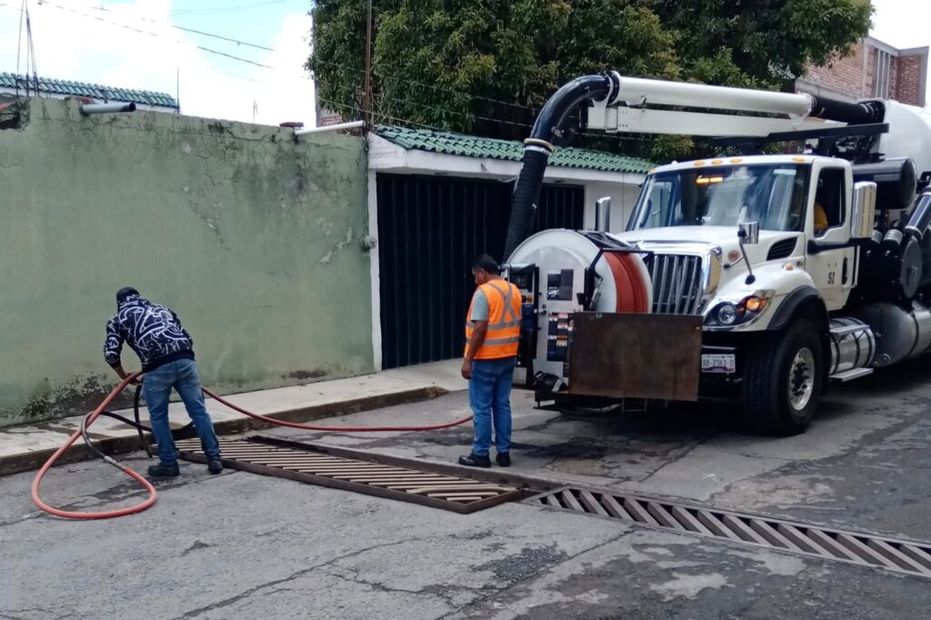 MENOS RIESGOS Y MÁS SEGURIDAD: ATIENDEN REJILLAS EN CALLES DE LA CAPITAL TLAXCALTECA