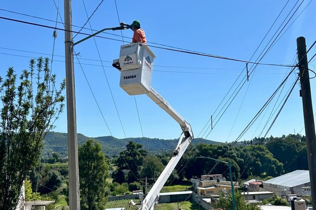¡MÁS LUZ, MÁS SEGURIDAD! REHABILITAN LUMINARIAS EN LA AVENIDA PRINCIPAL DE TEPEHITEC