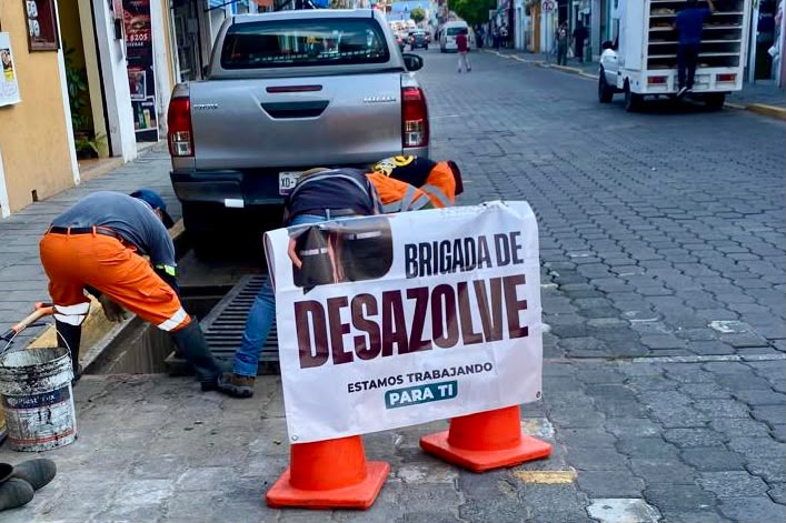 SE ADELANTAN A LAS LLUVIAS: REALIZAN TRABAJOS DE DESAZOLVE EN EL CORAZÓN DE TLAXCALA CAPITAL