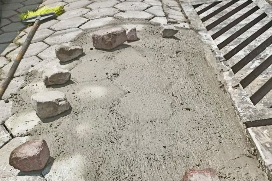 MEJORAN VIALIDAD EN MIRAFLORES; BRIGADAS TRABAJAN EN LA NIVELACIÓN DE ADOQUÍN
