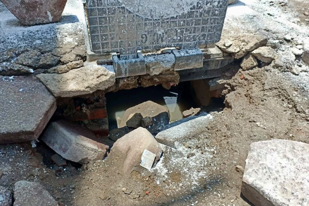 TRAS LAS LLUVIAS, RESPONDEN DE INMEDIATO EN TLACOMULCO; REHABILITAN VIALIDAD AFECTADA