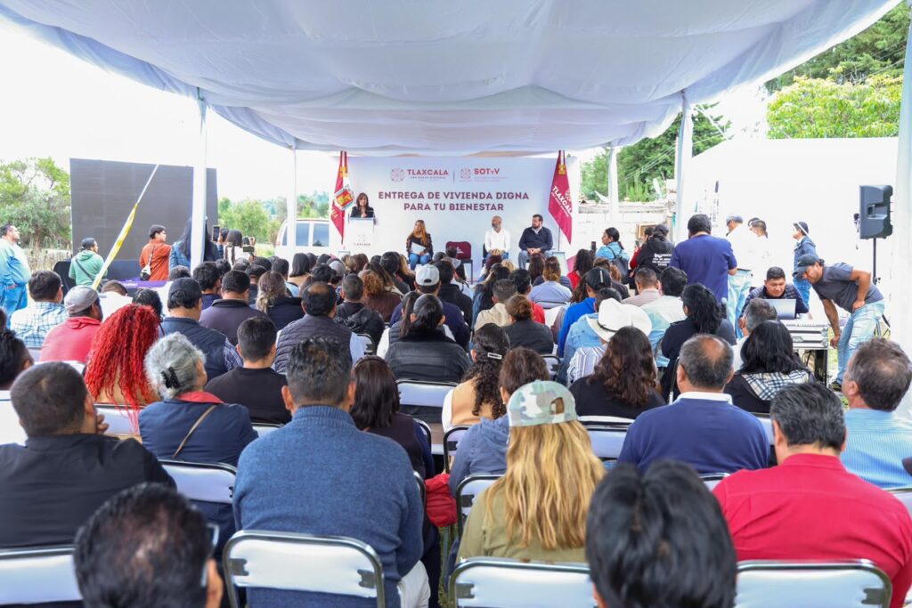ENTREGA GOBIERNO ESTATAL ACCIONES DE VIVIENDA DIGNA EN TZOMPANTEPEC.