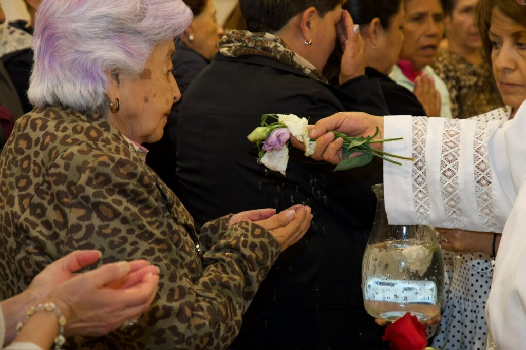 CON LA BENDICIÓN DE MANOS INICIA FORMALMENTE EL BORDADO DEL VESTIDO DE LA VIRGEN DE LA CARIDAD