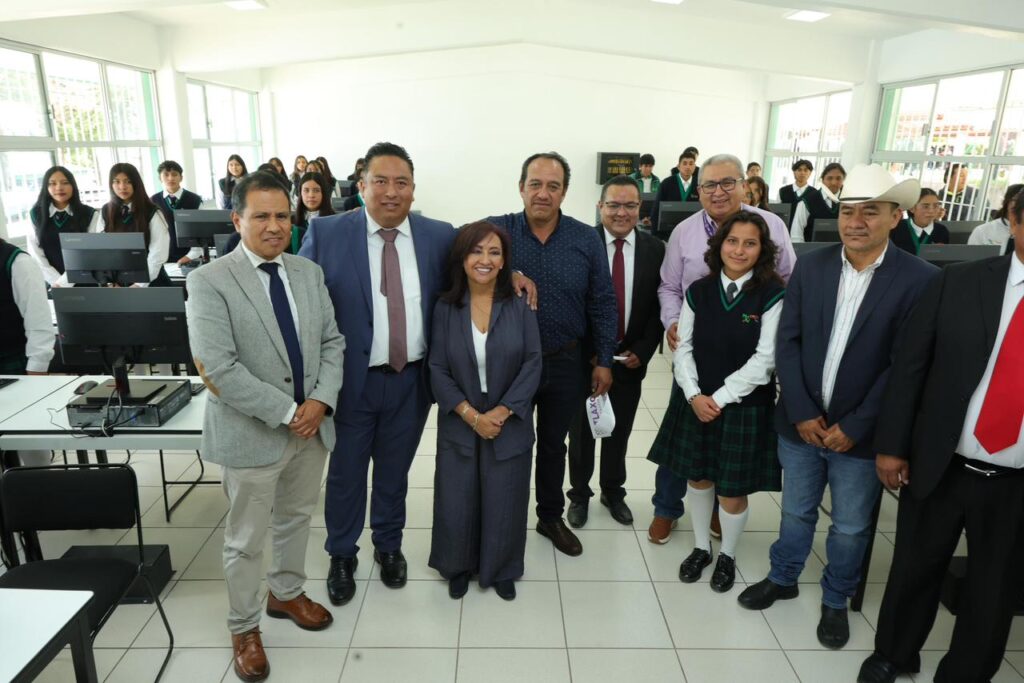 ENTREGA GOBERNADORA LORENA CUÉLLAR NUEVO CENTRO DE CÓMPUTO AL CECYTE 03 DE TERRENATE