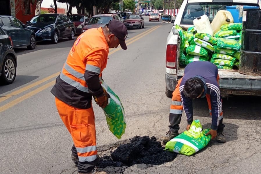 CONTINÚA AYUNTAMIENTO DE TLAXCALA CON ACCIONES DE BACHEO AHORA EN PROLONGACIÓN PORFIRIO DÍAZ Y CALLE UNIVERSIDAD