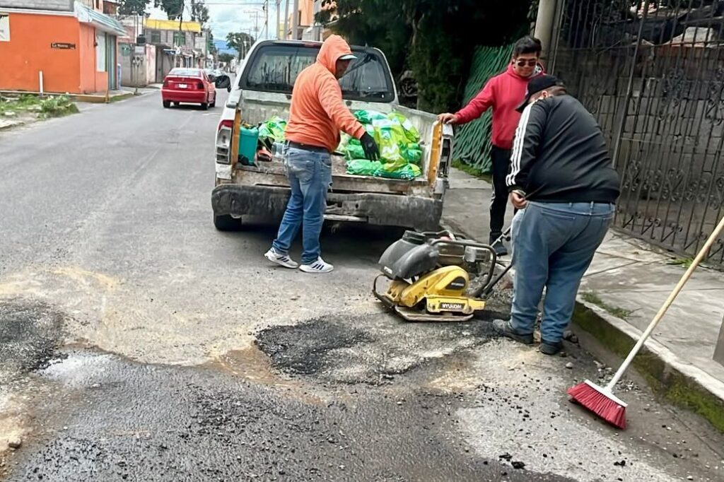 BACHEO EN TLACOMULCO: “MÁS TERRITORIO” MEJORA LA CIRCULACIÓN EN AVENIDA JUÁREZ