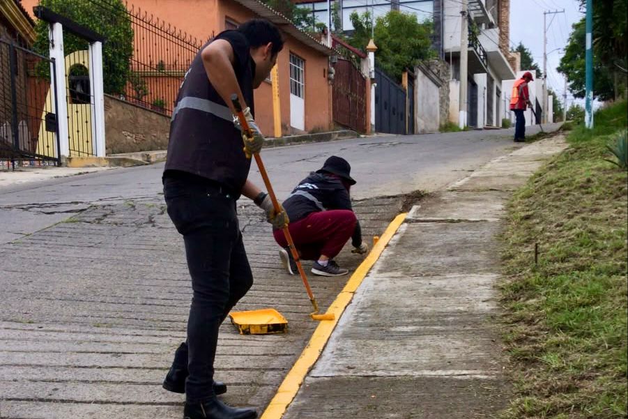 REFUERZAN LA SEGURIDAD VIAL EN SAN BUENAVENTURA ATEMPAN CON TRABAJOS DE BALIZAMIENTO