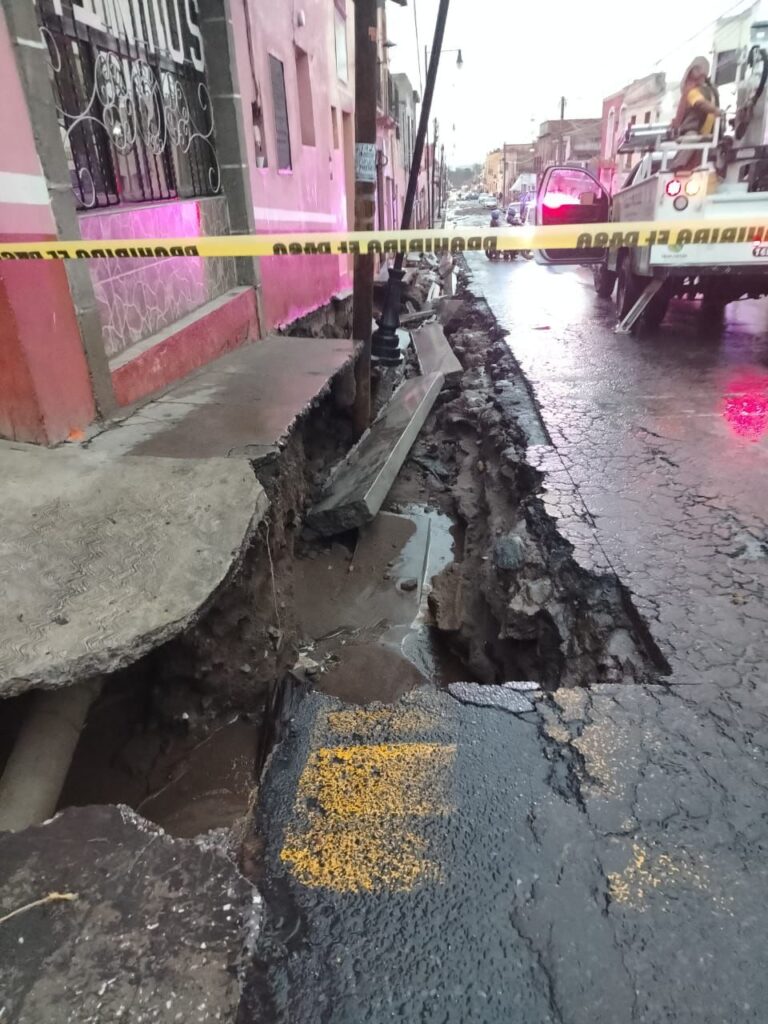 RETIRÓ GOBIERNO DE HUAMANTLA LUMINARIA QUE REPRESENTABA RIESGO TRAS INTENSA LLUVIA