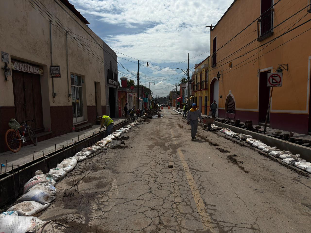 SALVADOR SANTOS SUPERVISA OBRAS EN CALLE ABASOLO Y ATIENDE A VECINOS TRAS LAS LLUVIAS