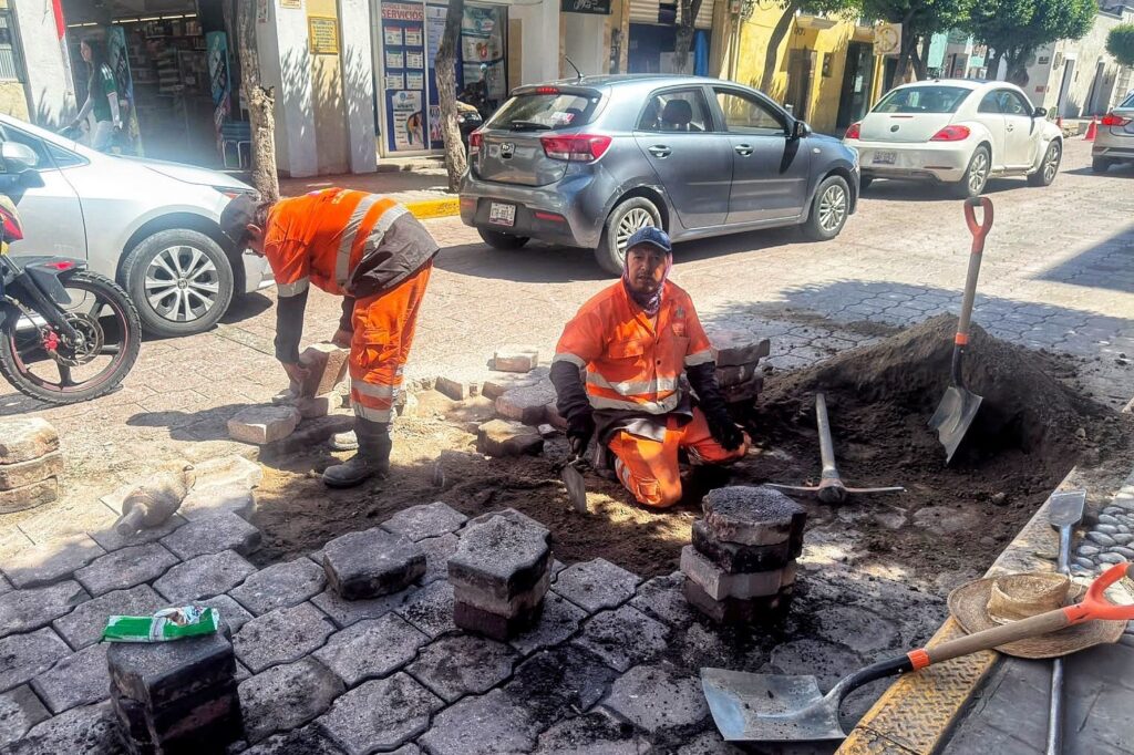 BRIGADAS DE MÁS TERRITORIO MEJORAN LA MOVILIDAD CON RENIVELACIÓN DE ADOQUINES EN EL CENTRO DE TLAXCALA