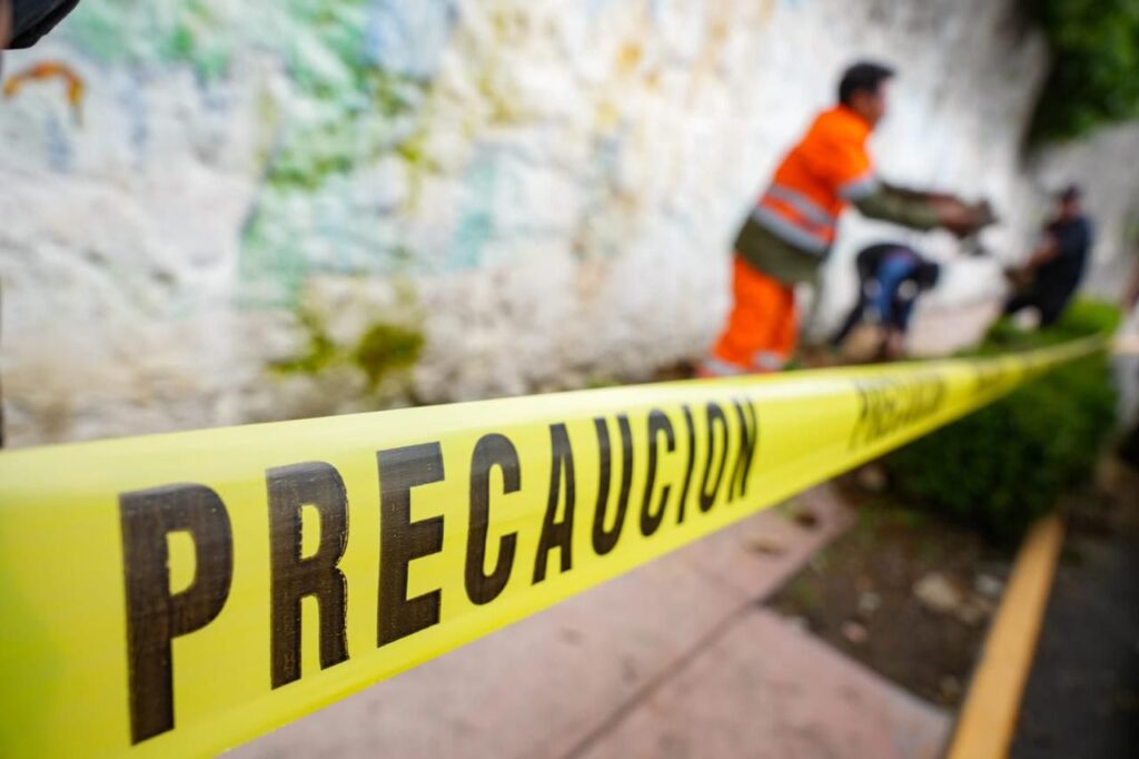 PROTECCIÓN CIVIL DE TLAXCALA ATIENDE REPORTE POR DESPRENDIMIENTO DE REVESTIMIENTO EN SAN ISIDRO