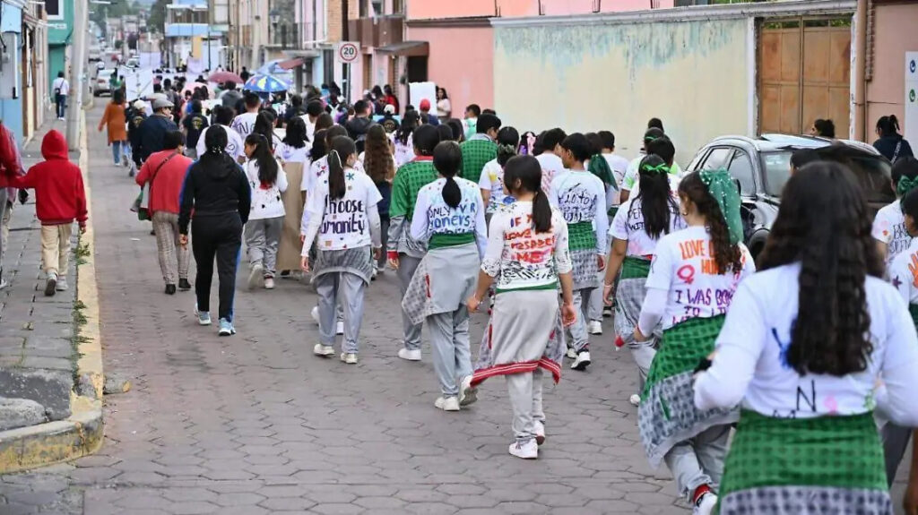 CON CARTELES Y MENSAJES DE ESPERANZA, IXTACUIXTLA SALIÓ A LAS CALLES PARA PROMOVER LA CULTURA DE PAZ