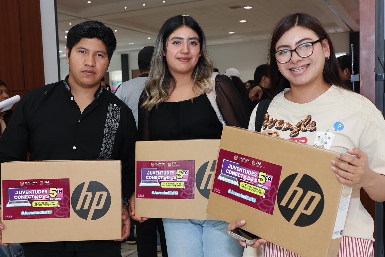 APOYA GOBIERNO DEL ESTADO A LAS JUVENTUDES CON LAPTOPS Y TABLETS