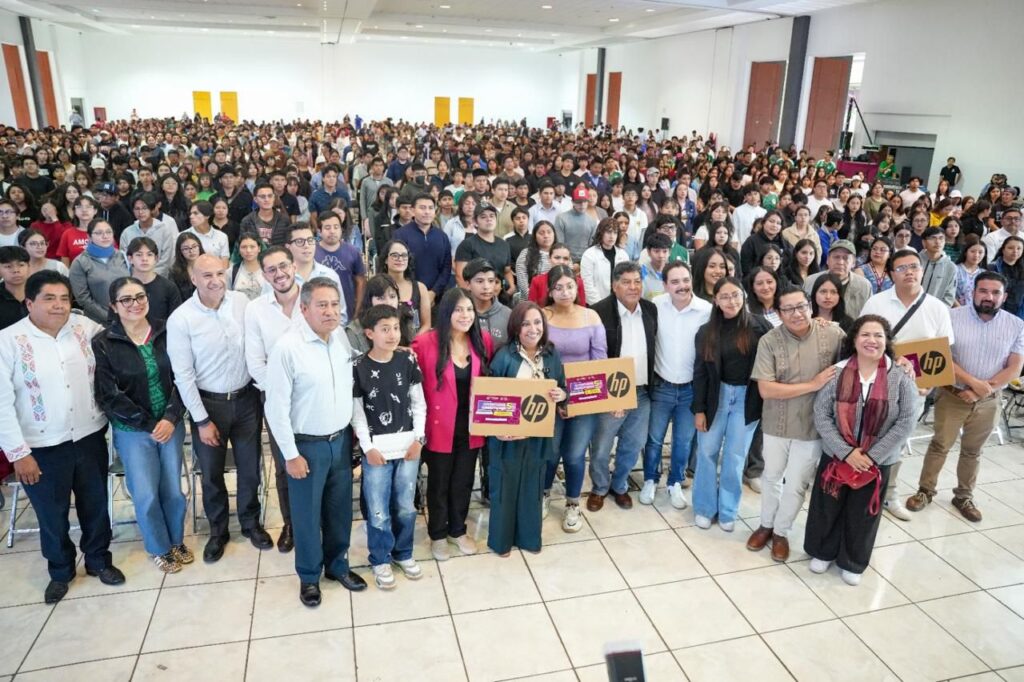 “JUVENTUDES CONECTADAS”: ENTREGAN TABLETS Y LAPTOPS PARA IMPULSAR EL FUTURO DE JÓVENES TLAXCALTECAS