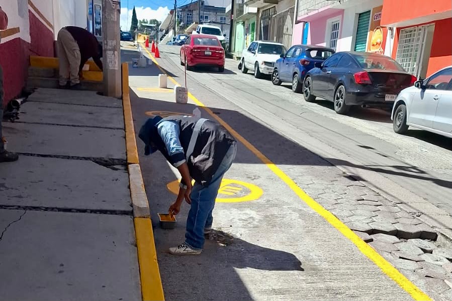 INICIAN BALIZAMIENTO EN LA JOYA PARA MEJORAR LA MOVILIDAD Y REFORZAR LA SEGURIDAD EN ZONA DEL ISSSTE