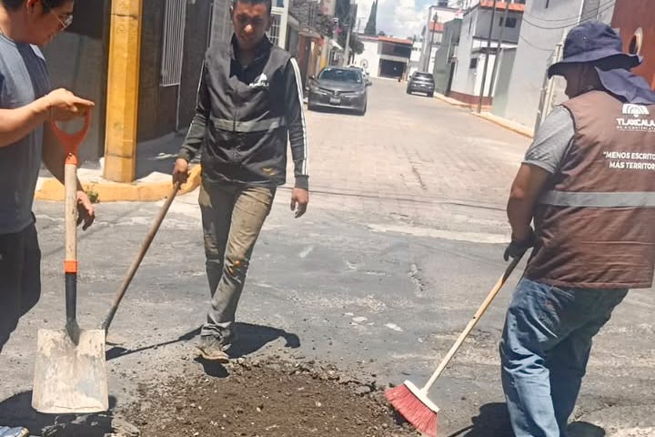 BRIGADAS DE #MÁSTERRITORIO REPARAN BACHES EN OCOTLÁN PARA MEJORAR LA MOVILIDAD Y SEGURIDAD VIAL