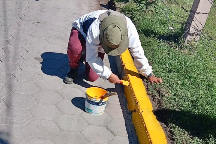 REFUERZAN LA SEGURIDAD VIAL EN IXTULCO CON BALIZAMIENTO Y PINTURA DE TOPES