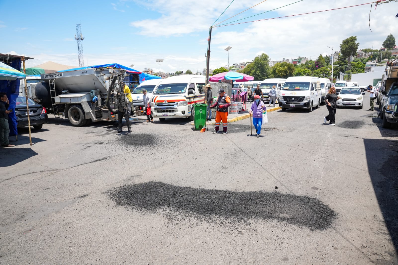 ATIENDE AYUNTAMIENTO DE TLAXCALA CON BACHEO CALLES ALEDAÑAS AL MERCADO “EMILIO SÁNCHEZ PIEDRAS”