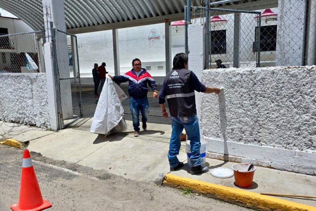 ¡MÁSTERRITORIO LLEGA A TEPEHITEC! DAN MANTENIMIENTO A GRADAS DE LA CANCHA PARA FORTALECER LOS ESPACIOS DEPORTIVOS