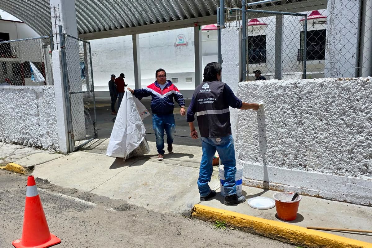 ¡MÁSTERRITORIO LLEGA A TEPEHITEC! DAN MANTENIMIENTO A GRADAS DE LA CANCHA PARA FORTALECER LOS ESPACIOS DEPORTIVOS