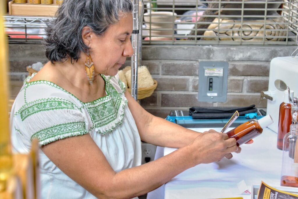EL TALENTO DE CREADORES TIENE UN ESPACIO PARA CRECER EN EL MERCADO DE ARTESANOS DEL MUNICIPIO DE TLAXCALA