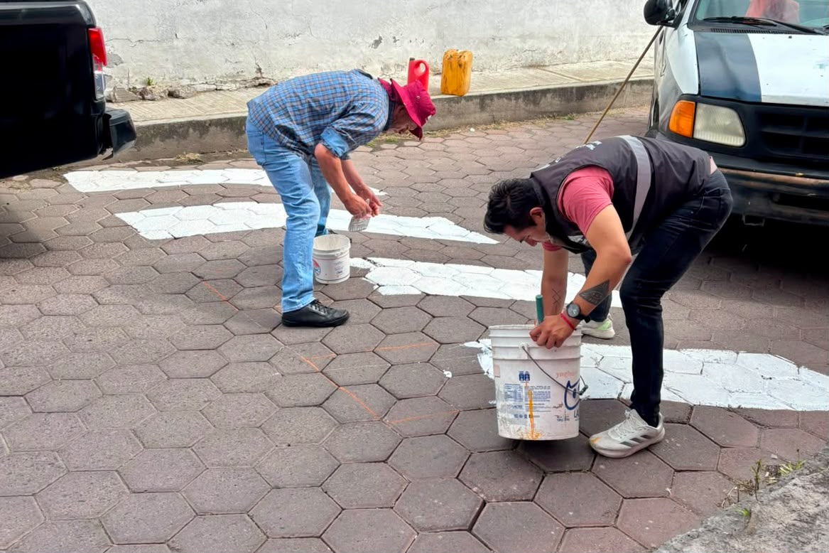 REFUERZAN LA SEGURIDAD VIAL EN IXTULCO CON BALIZADO DE TOPES