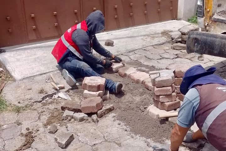NIVELAN ADOQUÍN EN MIRAFLORES PARA MEJORAR LA SEGURIDAD Y MOVILIDAD DE LAS FAMILIAS