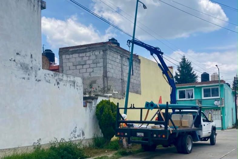 ACUITLAPILCO ILUMINA SU FUTURO: INSTALAN NUEVOS POSTES DE LUZ PARA FORTALECER LA SEGURIDAD DE LAS FAMILIAS
