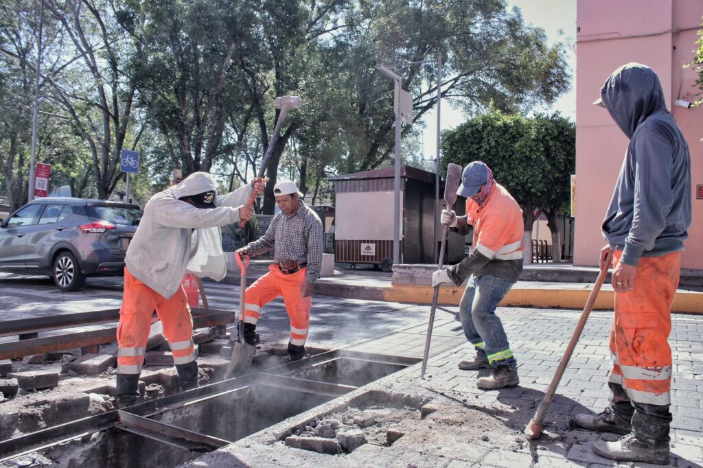 COLOCA AYUNTAMIENTO DE TLAXCALA NUEVA REJILLA REFORZADA EN LA AVENIDA INDEPENDENCIA Y RESUELVE PROBLEMA DE FONDO