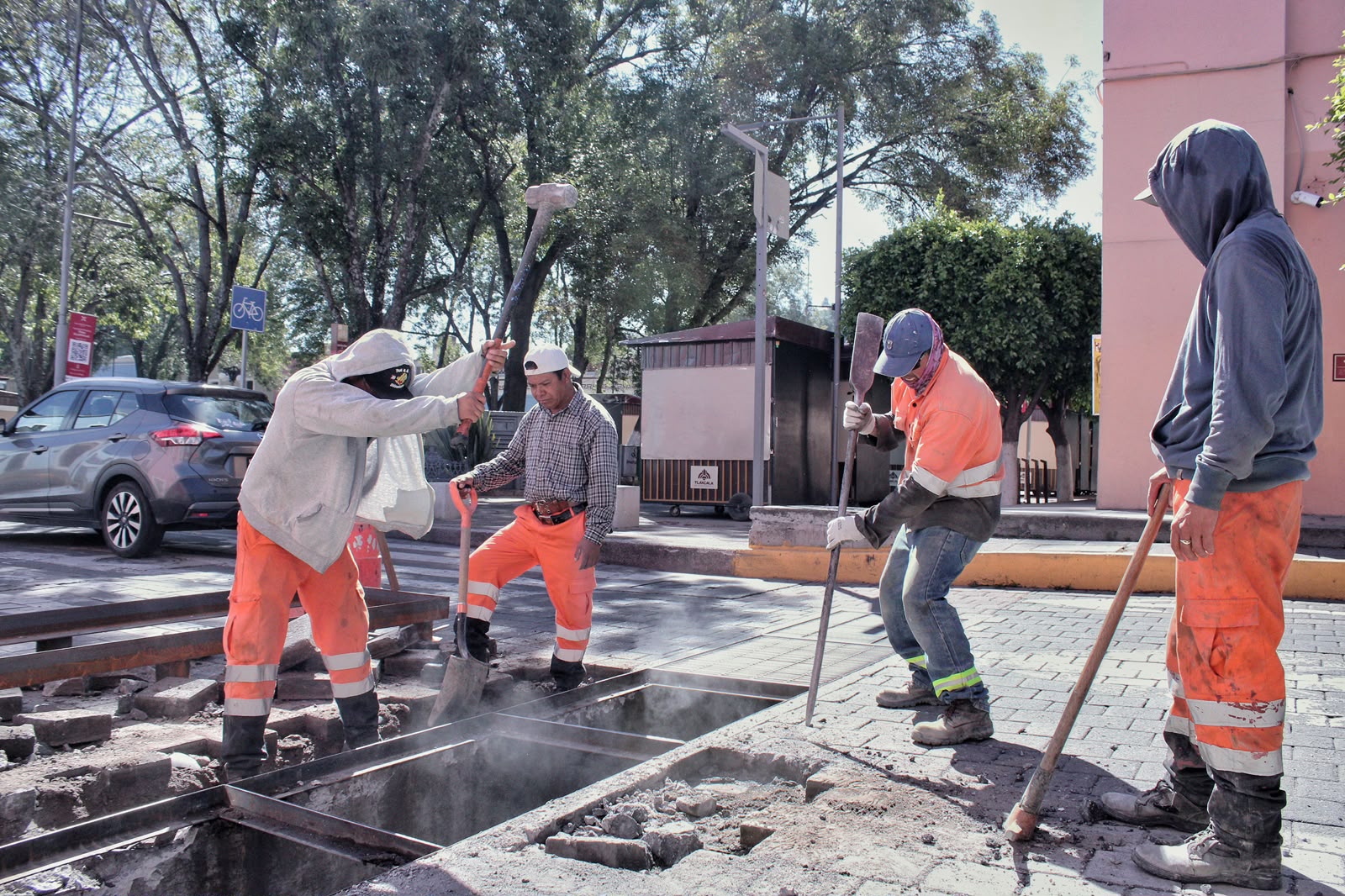 COLOCA AYUNTAMIENTO DE TLAXCALA NUEVA REJILLA REFORZADA EN LA AVENIDA INDEPENDENCIA Y RESUELVE PROBLEMA DE FONDO