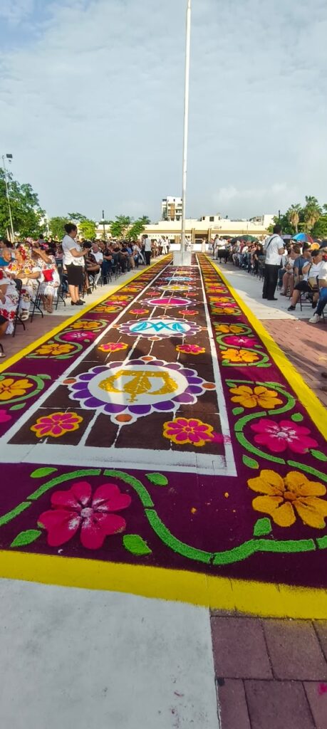 SALVADOR SANTOS FORTALECE EL HERMANAMIENTO ENTRE HUAMANTLA Y PLAYA DEL CARMEN CON EL ARTE EFÍMERO