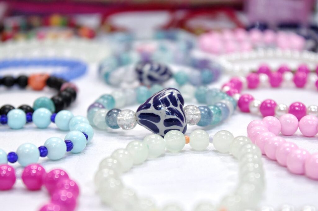 MERCADO DE ARTESANOS PROYECTA LA CREATIVIDAD DE OLGA, CREADORA DE JOYERÍA ELABORADA A BASE DE PIEDRAS NATURALES